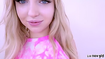 Britt Blair, Osupljiva Blondinka Z Dolgimi Lasmi, Daje Impresiven Blowjob