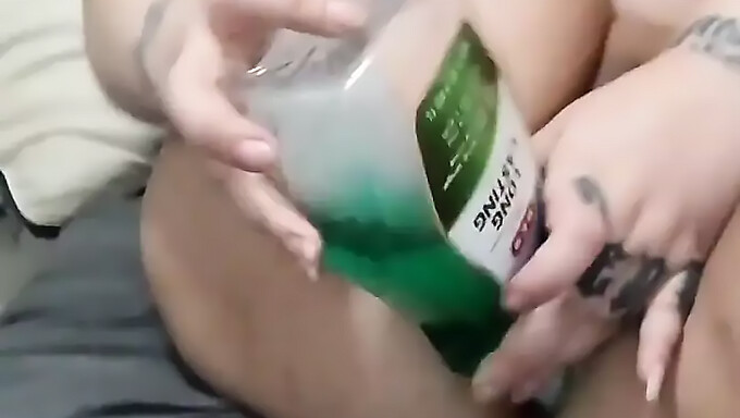 Bermain Anal Yang Intens Dengan Botol Obat Kumur Dalam Video Buatan Sendiri!